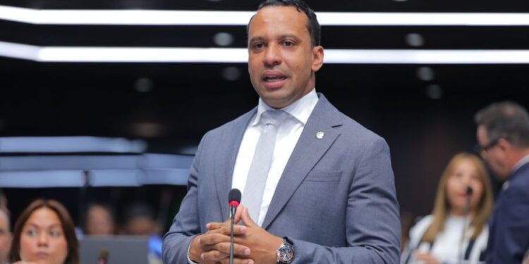 Diputado Oscar Morel denuncia abandono del Sistema Nacional de Salud y solicita interpelación a Mario Lama