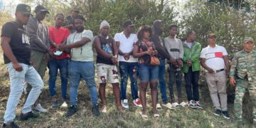 Detienen grupo de inmigrantes indocumentados que se ocultaba dentro de la propiedad de un agricultor en Elías Piña