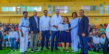 Presidente Abinader y Víctor D’Aza entregan 1400 títulos de propiedad en Monte Plata