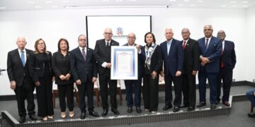 Cámara de Diputados entregó cinco reconocimientos a personalidades y entidades por sus aportes al desarrollo social del país