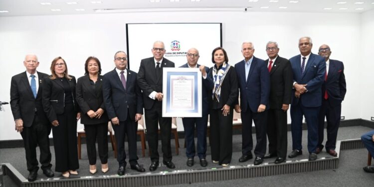 Cámara de Diputados entregó cinco reconocimientos a personalidades y entidades por sus aportes al desarrollo social del país