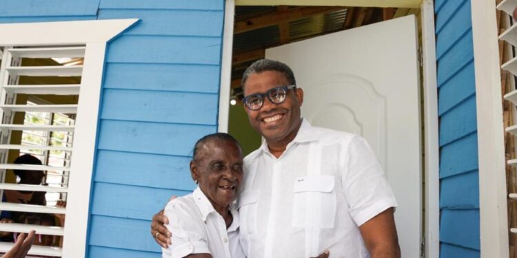 Propeep entrega vivienda remozada a envejeciente de 72 años que perdió su hogar en un incendio en Los Llanos