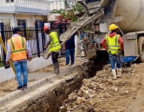 CAASD continúa avanzando en la construcción de aceras y contenes para la transformación total de Guajimía