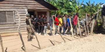 Escondidos en una casa descubren 50 inmigrantes haitianos indocumentados en Valverde.