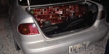 Apresan hombre con contrabando de 30 mil cigarrillos que ocultaba bajo bocinas en el baúl de un vehículo