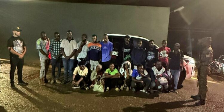 Detienen camioneta con 18 inmigrantes haitianos indocumentados en Valverde
