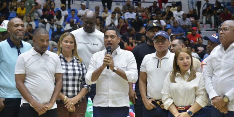 Ministro Kelvin Cruz aporta un millón de pesos para el TBS La Romana 2025