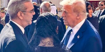 Presidente Abinader y Donald Trump conversan brevemente durante ceremonial al Papa Francisco