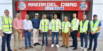 Ministro Kelvin Cruz realiza evaluación del techo de La Gran Arena del Cibao