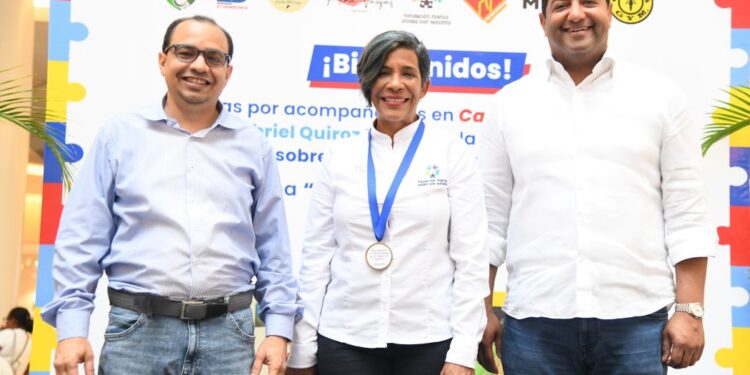 Odile Villavizar recibe primera Medalla a la Inclusión de la Mesa de Diálogo por el Autismo