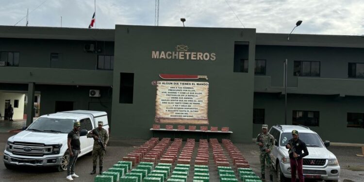 Ejército incauta casi 7 millones de cigarrillos de contrabando en dos vehículos en Montecristi