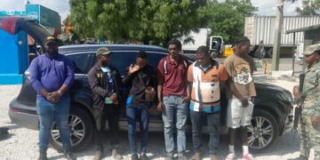 Detienen haitiano por transportar a tres compatriotas indocumentados en una jeepeta en Azua