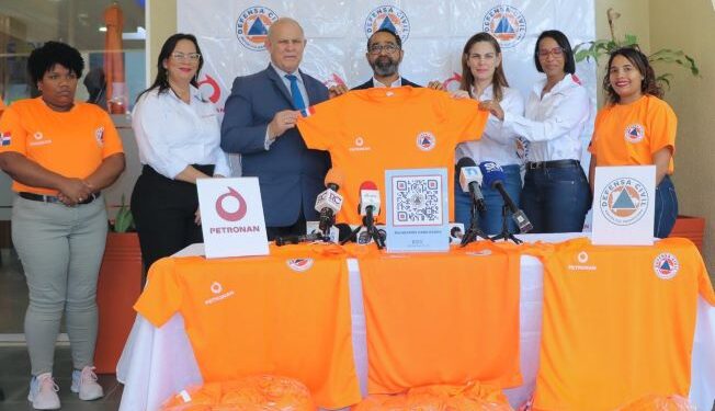 Defensa Civil recibe de Petronan 3,500 t-shirts para labores preventivas en Semana Santa 2025