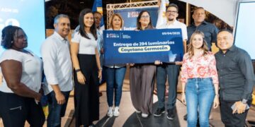 Carolina Mejía sigue con «Sectores Iluminados más Seguros», iluminando la Cayetano Germosén