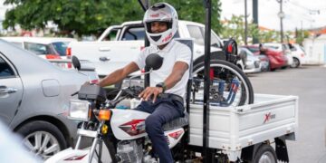 Propeep entrega motor de tres ruedas a joven de 22 años con discapacidad en sus piernas, de La Guáyiga