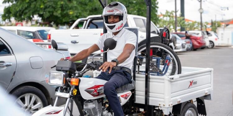 Propeep entrega motor de tres ruedas a joven de 22 años con discapacidad en sus piernas, de La Guáyiga