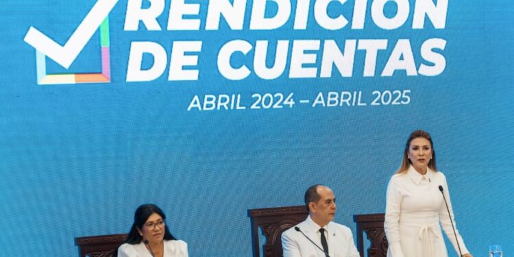 Carolina Mejía exhibe logros durante su quinta rendición de cuentas
