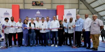 Kelvin Cruz entrega remozado multiuso de San José de los Llanos en SPM