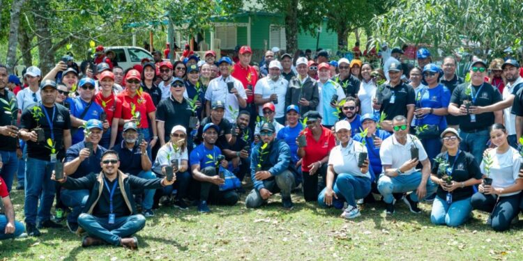 Senado de la República siembra más de 2,000 árboles en el Parque Nacional Humedales del Ozama y constituye su primer bosque institucional