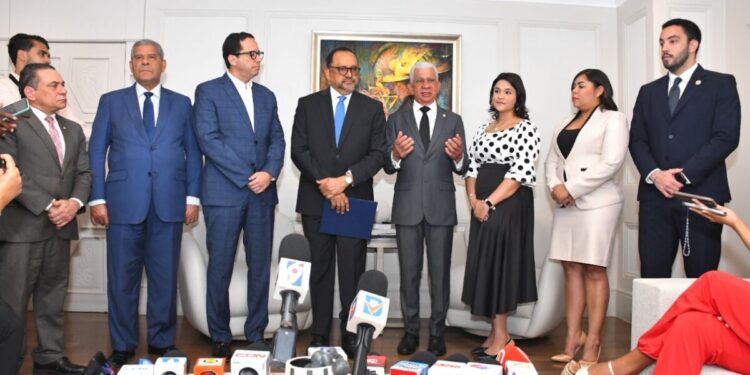 Presidente del Senado recibe del Gobierno proyecto de Ley que fusiona el Ministerio de Economía Planificación y Desarrollo (MEPyD) con Hacienda