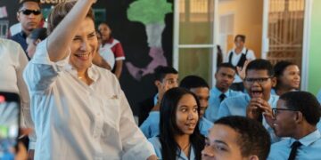 Carolina Mejía pide a estudiantes del ensanche La Fe promover la buena conducta ciudadana