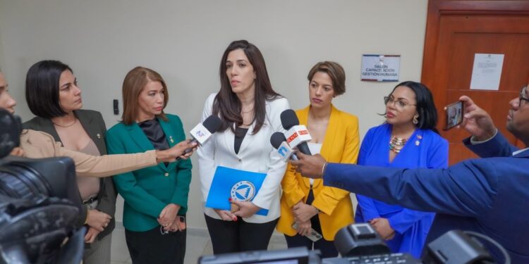 Diputada del Parlacen Krimilda Acosta presenta iniciativa para la tutela de niños huérfanos tras tragedia del Jet Set