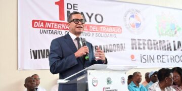 Ministro de Trabajo Eddy Olivares reafirma compromiso con salarios dignos y formalización laboral ante líderes sindicales en el Día Internacional del Trabajo