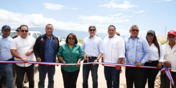 Ministro Limber Cruz Inaugura 86 Kms de Caminos en Barahona