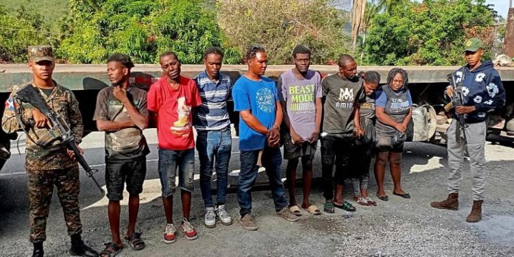 Ejército descubre inmigrantes indocumentados ocultos debajo de la cola de una patana en Azua