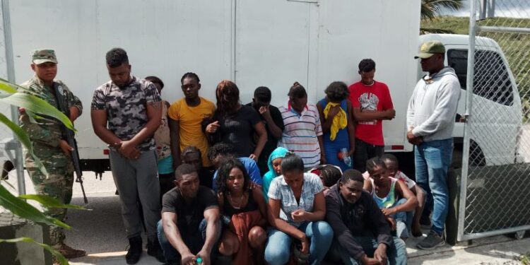 Autoridades incautan camión de carga con 18 inmigrantes indocumentados en San Juan de la Maguana