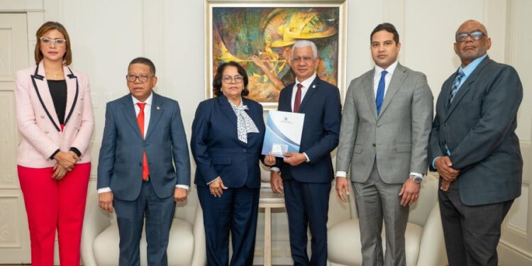 Presidente del Senado, Ricardo de los Santos, recibe análisis de ejecución presupuestaria de la Cámara de Cuentas correspondiente al 2024