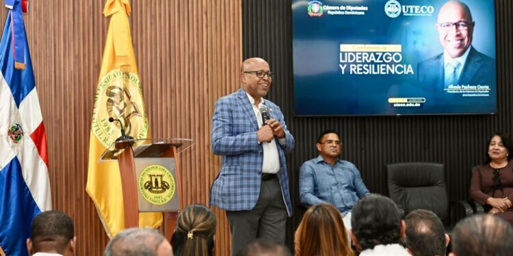 Alfredo Pacheco destaca la importancia del «Liderazgo y Resiliencia» en conferencia en la UTECO