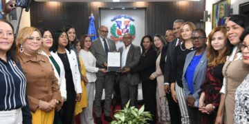 Cámara de Diputados entrega resolución a INABIE para implementación de kits de higiene menstrual en escuelas públicas