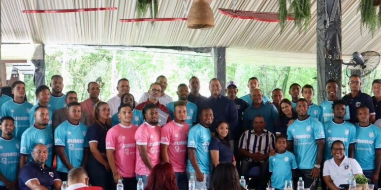 Alcalde Juan Ramón Hernández reconoce a Salcedo Futbol Club