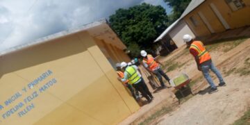 Brigadas de emergencia de la Dirección de Infraestructura del MINERD interviene escuela en Barahona tras desprendimiento de una porción del revestimiento de techo