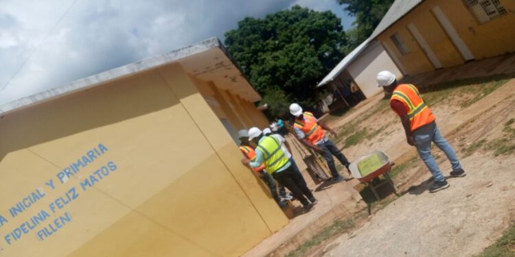 Brigadas de emergencia de la Dirección de Infraestructura del MINERD interviene escuela en Barahona tras desprendimiento de una porción del revestimiento de techo