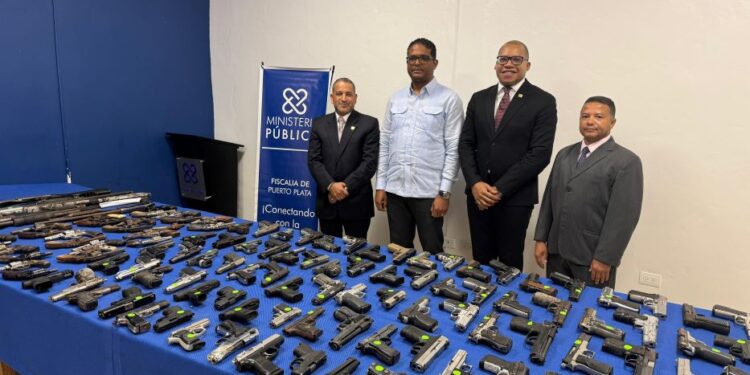 La Fiscalía de Puerto Plata entrega 132 armas de fuego al Ministerio de Interior y Policía   