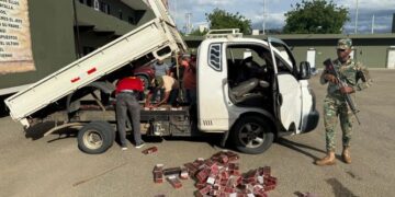 Ocupan contrabando de 80 mil cigarrillos ocultos en entre el chasis y cama de un camión en Santiago Rodríguez