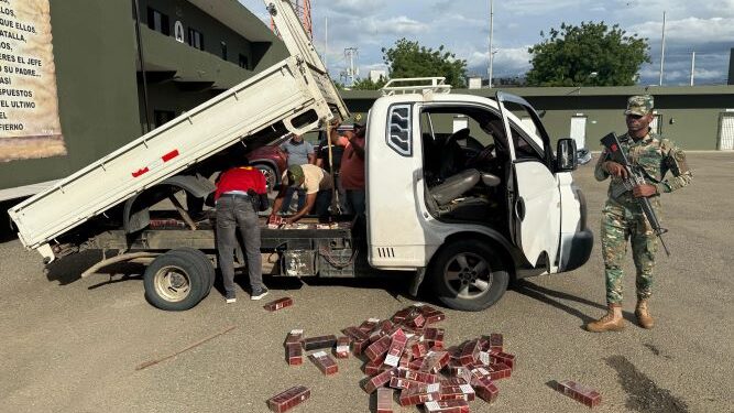 Ocupan contrabando de 80 mil cigarrillos ocultos en entre el chasis y cama de un camión en Santiago Rodríguez