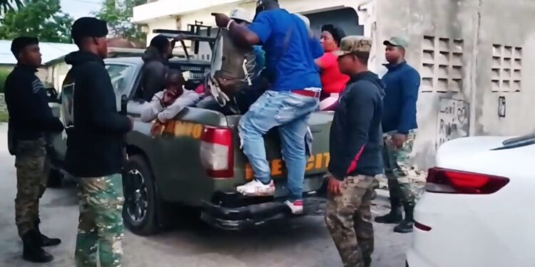 Ejército intercepta vehículo con inmigrantes indocumentados en San Juan de la Maguana
