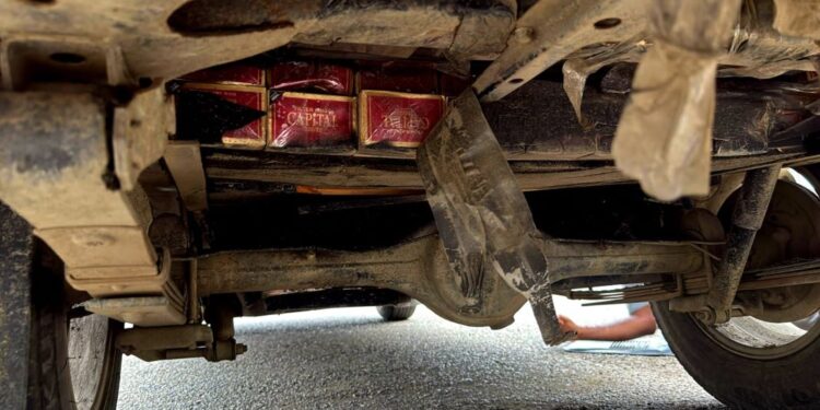 Incautan 76 mil cigarrillos de contrabando ocultos en el chasis de una camioneta en Santiago Rodríguez