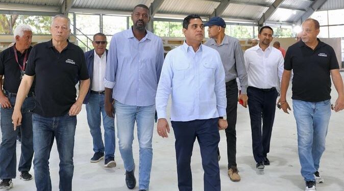 Ministro Kelvin Cruz supervisa trabajos del Centro Deportivo y Cultural Ozama