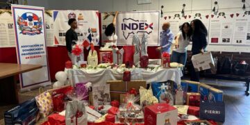 Agasajan a más de 250 mujeres en el Día de las Madres en Génova, Italia 