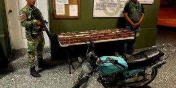 Decomisan 13 mil cigarrillos de contrabando que fueron abandonados junto a motocicleta en Jimaní