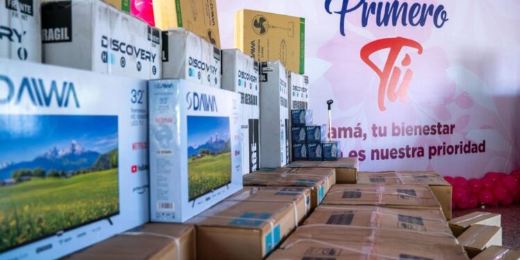 Madres de Nagua reciben homenaje de Propeep en un gesto de amor y compromiso social