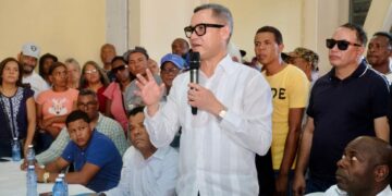 Ministro de Trabajo garantiza entrega transparente del bono navideño a portuarios