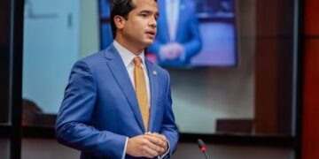 Omar Fernández propone prohibir de por vida nombramientos en el Estado a traficantes de migrantes