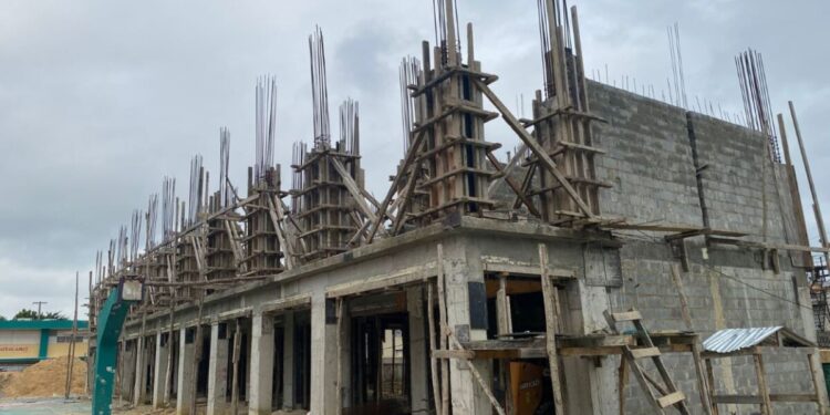 Denuncian construcción de pabellón tiene seis meses paralizada en la Escuela Parroquial Cristo Rey