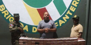 Arrestan hombre escondía contrabando de cigarrillos en compartimento fabricado debajo de automóvil