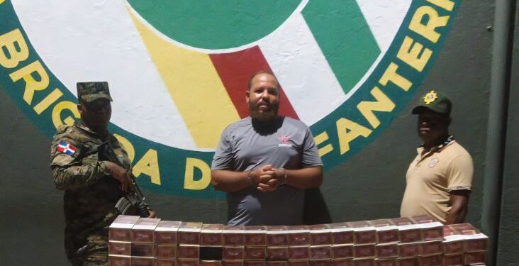 Arrestan hombre escondía contrabando de cigarrillos en compartimento fabricado debajo de automóvil